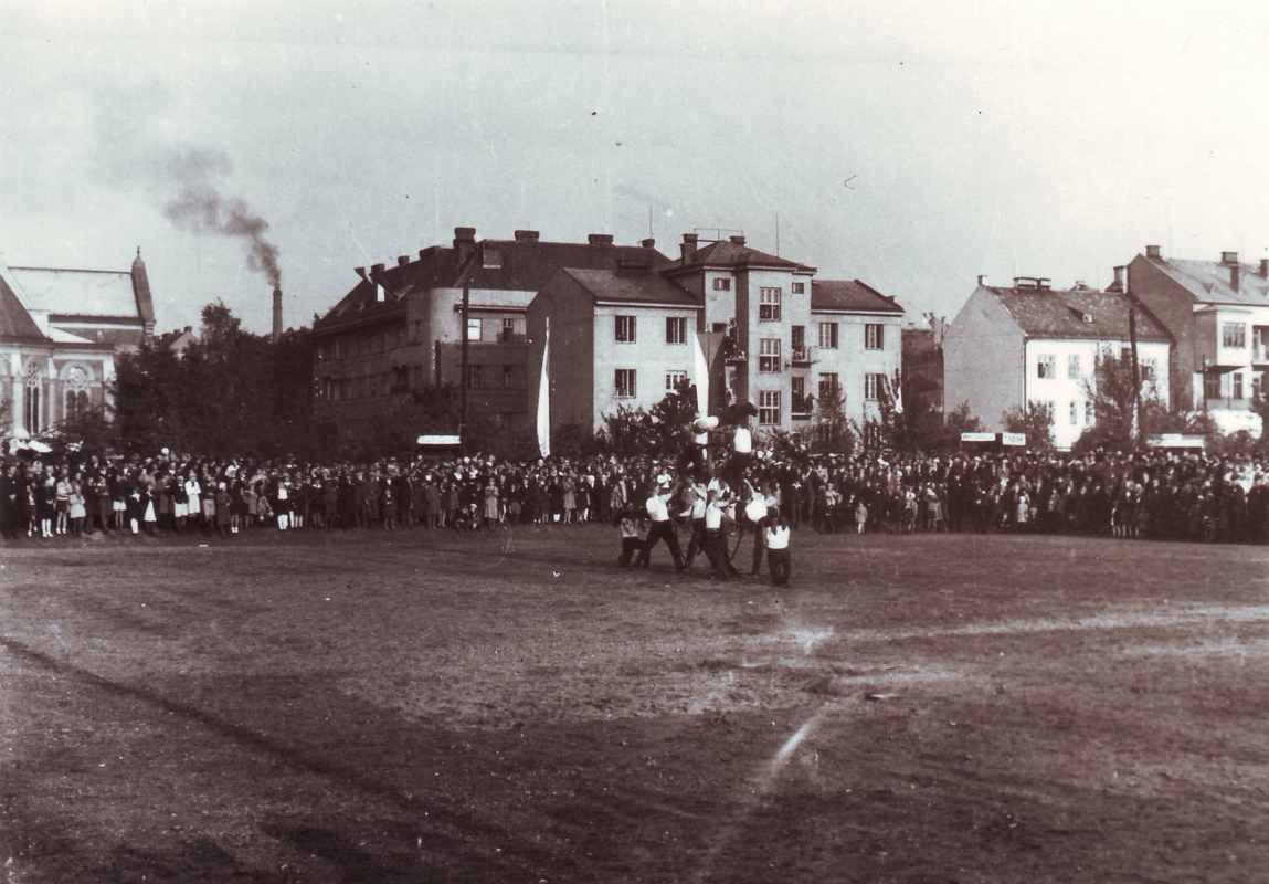 Sokolské cvičiště. V pozadí, za státní vlajkou, obytný dům čp. 1665. Napravo pak dům čp. 1625 a čp. 1656.