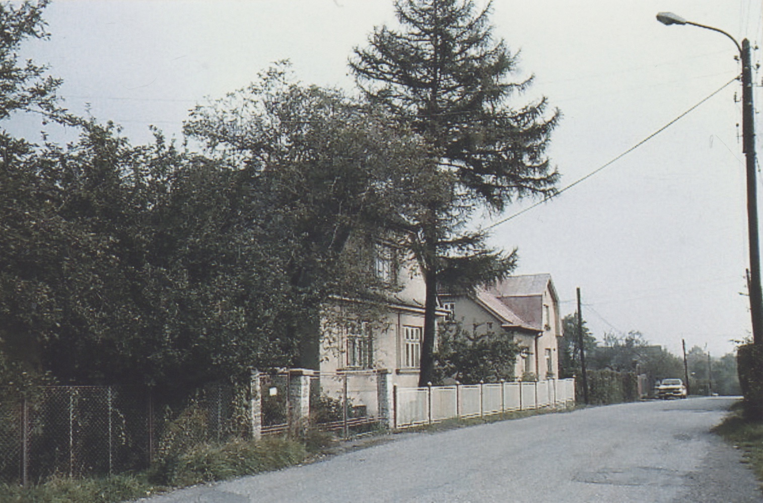 Ulice Havlíčkova. Vlevo dům čp. 1637 a za ním dům čp. 1501 (II). Fotografováno 2.11.1992 (S laskavým svolením autorky p. J. Stellmeierové, ze soukromé sbírky).