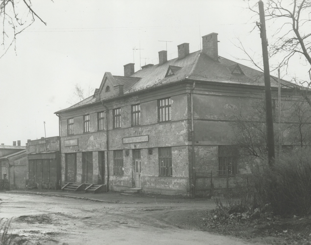 Dům čp. 1638 (Restaurace U Revendů) na snímku z roku 1975 (vlevo vedle budovy nízká přístavba čp. 306)