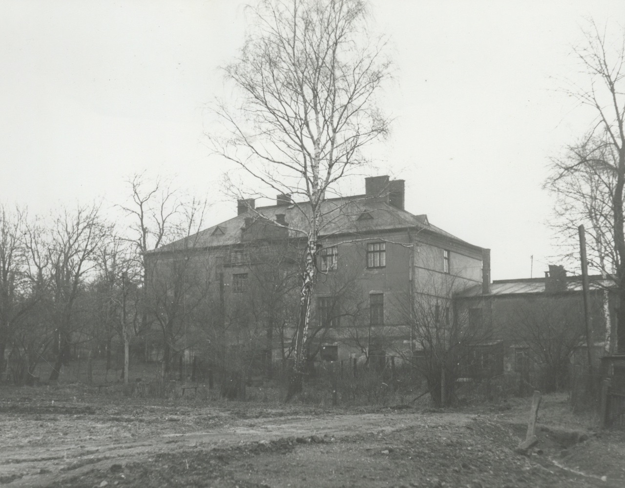 Dům čp. 1638 (Restaurace U Revendů) na snímku z roku 1975