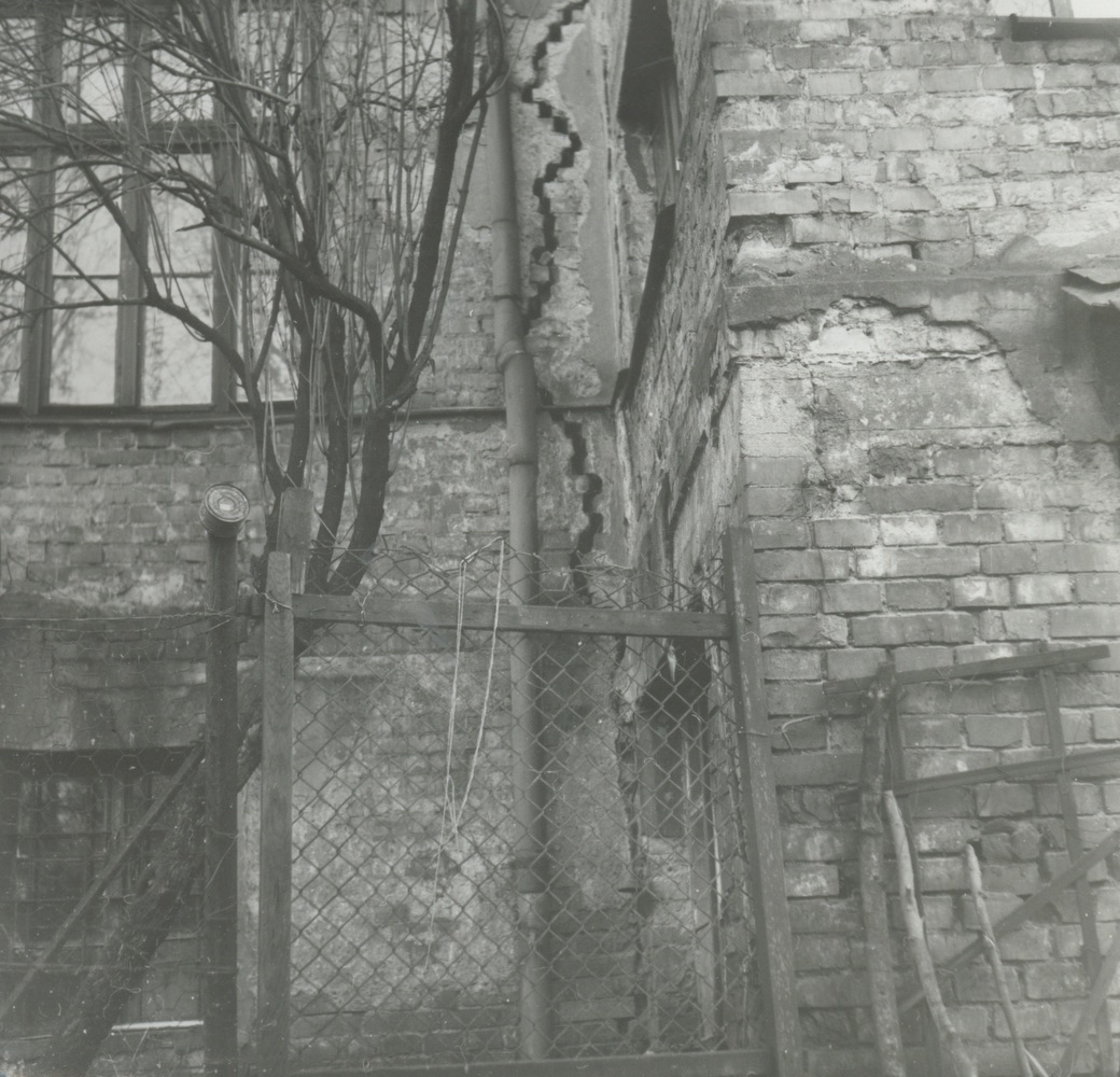 Detail stavu domu čp. 1638 (Restaurace U Revendů) v roce 1975