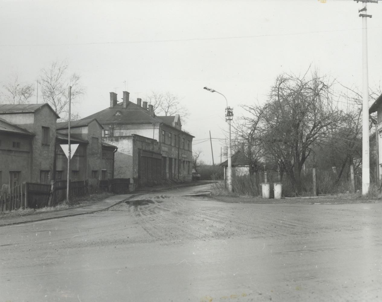 Zleva dům čp. 420, následuje čp. 306 a Restaurace U Revendů čp. 1638 (fotografie z roku 1975)