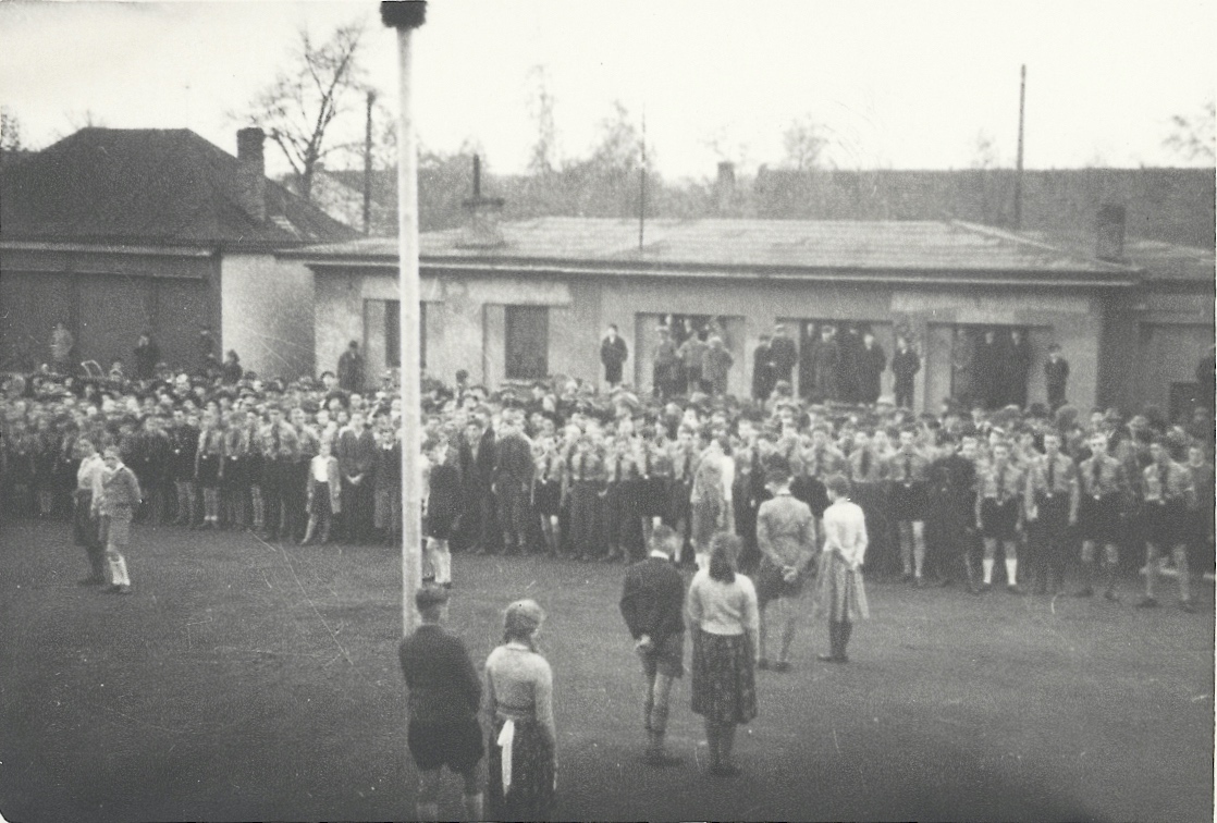 Záběry z oslav Májových ohňů v roce 1940 v Karvinné. Fotografováno na tržišti u Závodního hotelu: vlevo  malá budova čp. 1348, uprostřed pak hasičská zbrojnice (čp. 1639).