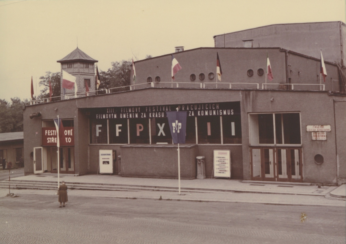 Kulturní dům (čp. 1075) v době konání XIII. Filmového festivalu pracujících (1962). V pozadí věž Hasičské zbrojnice.