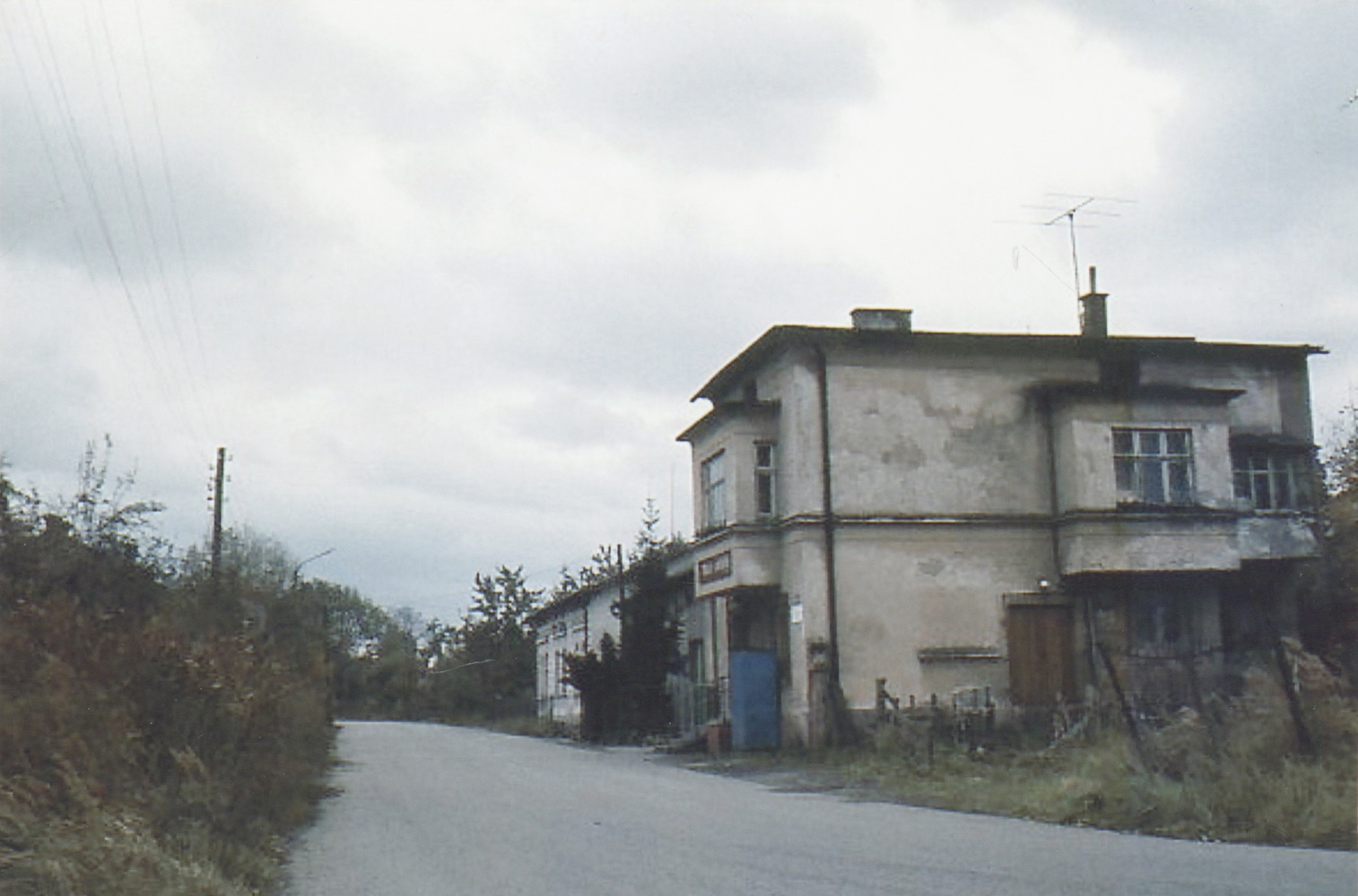 Vpravo dům čp. 1643 (Prodejna maso, potraviny), za ním domy čp. 717 a čp. 749. Fotografováno 2.11.1992 (S laskavým svolením autorky p. J. Stellmeierové, ze soukromé sbírky).