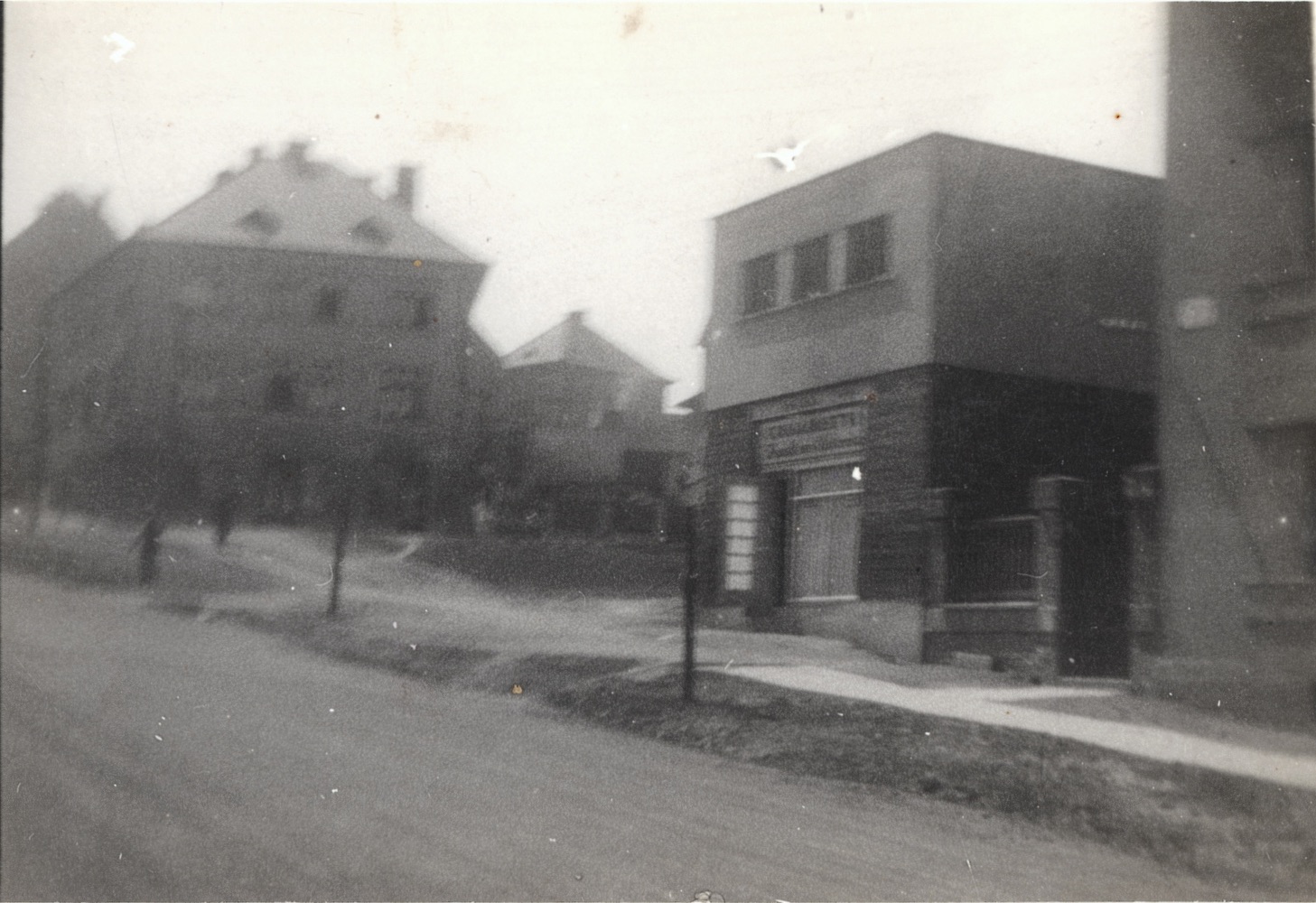Zprava roh domu čp. 1560 a vedle něj dům čp. 1645. Vlevo pak dům čp. 1613