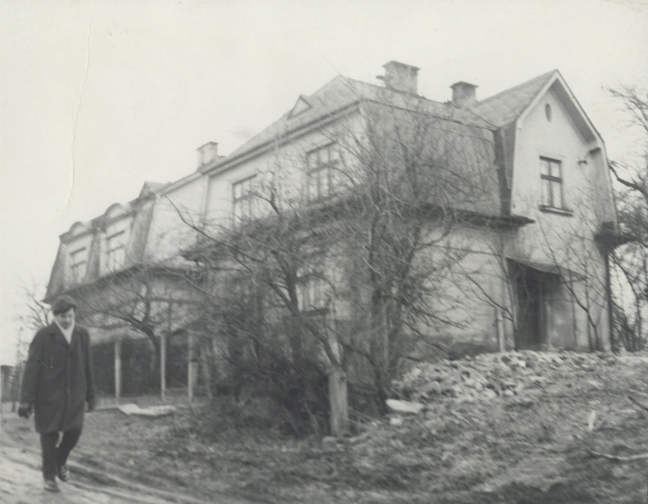 V popředí dům čp. 1650, za ním dům čp. 1667