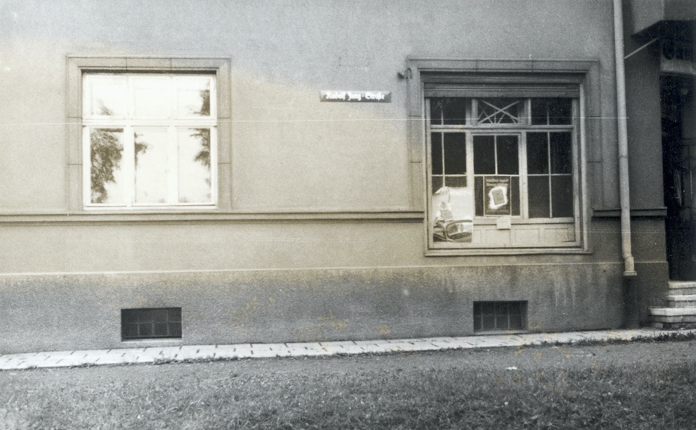 Část budovy čp. 1653 - Restaurace Kunz, na snímku z období 2. světové války