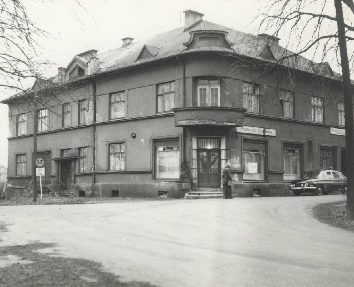 Budova čp. 1653 - Restaurace Kunz, na snímku z roku 1977