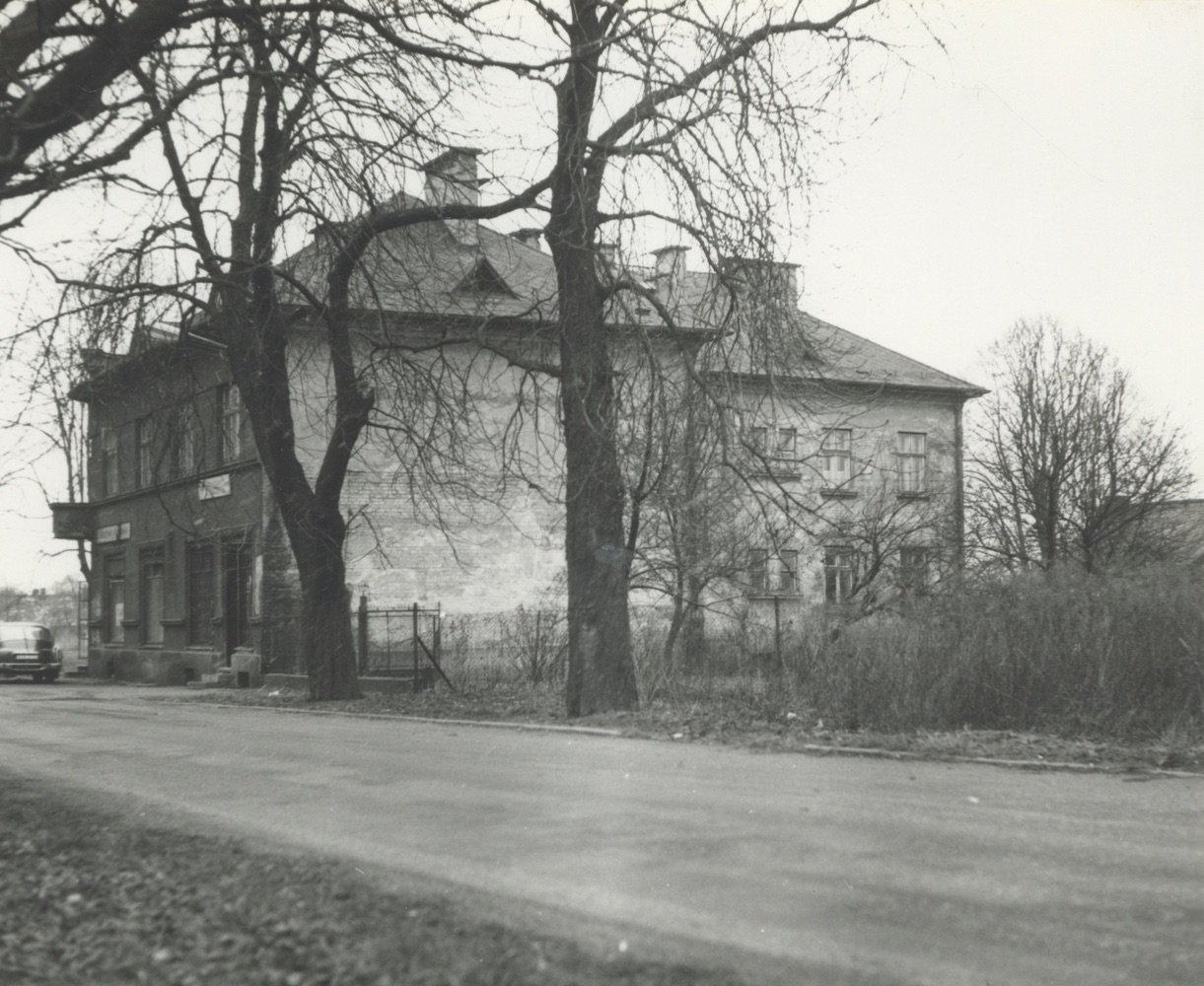 Budova čp. 1653 - Restaurace Kunz, na snímku z roku 1977