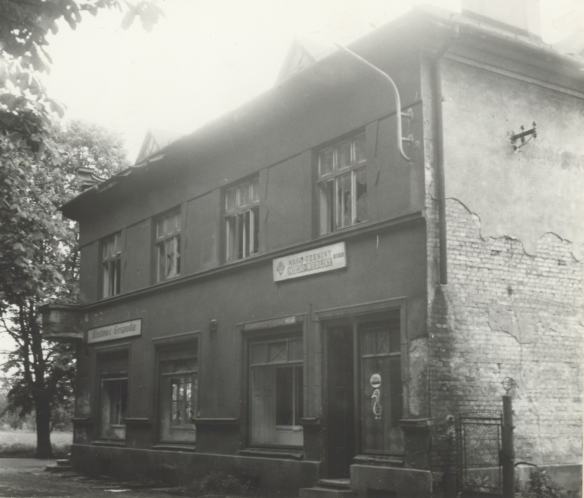 Budova čp. 1653 - Restaurace Kunz, na snímku z roku 1977