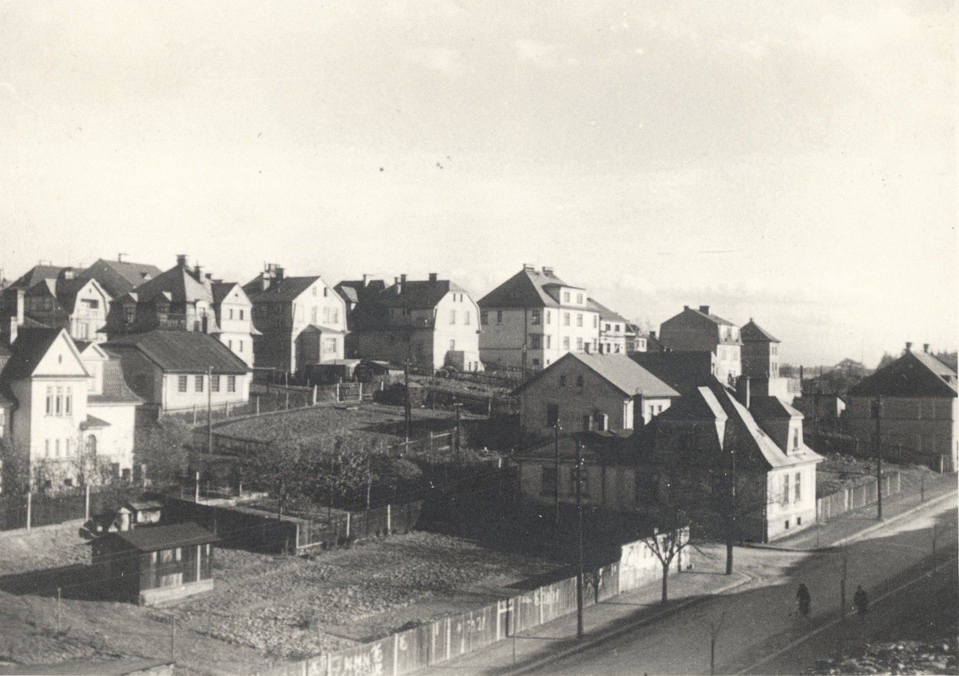 Část Lelkovy ulice s odbočkou do ulice Tyršovy. Úplně vpravo část domu čp. 1684, na rohu odbočky vila čp. 1460, vlevo za ní dům se sedlovou střechou čp. 1661. Z levé strany snímku: bílá vila čp. 1461, dům s černou sedlovou střechou čp. 1569, za ním pak řada vilových domů čp. 1646, 1649, 1654 a čp. 1703 (s vikýřem).