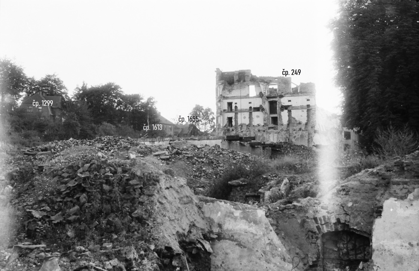 V popředí ruiny Pivovaru hraběte Larisch-Mönnicha (čp. 249), úplně vlevo dům čp. 1299, následuje dům čp. 1613 a střecha domu čp. 1655. Fotografováno pravděpodobně v roce 1957. (Se svolením p. Petra Bindače, ze soukromé sbírky. Autor fotografie: p. Válek. Identifikace objektů: Petr Bindač)