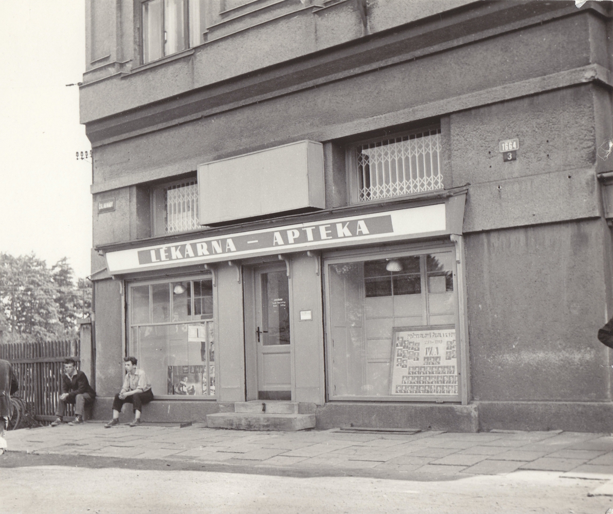 Lékárna v budově čp. 1664 (rok 1959)