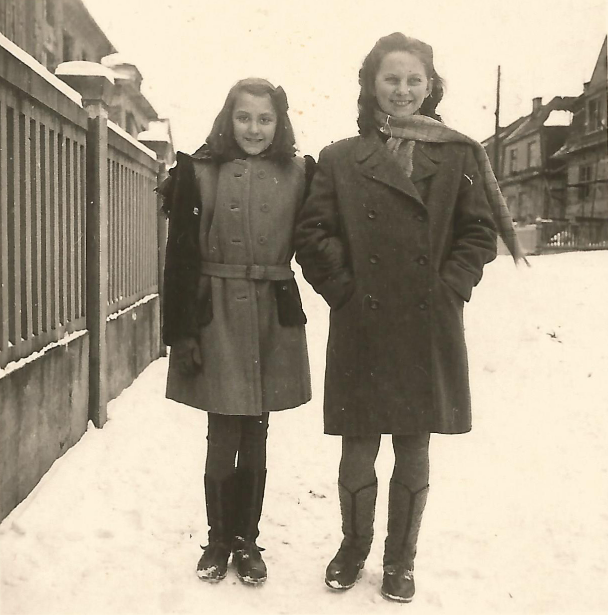Pohled do Jiráskovy ulice z roku 1946. Fotografováno před domem čp. 1705, v pozadí vlevo: dům čp. 1703, vpravo je vidět část rohového domu čp. 1666, za ním pak dům čp. 1650 (S laskavým svolením p. Hany Sikorové, ze soukromé sbírky)