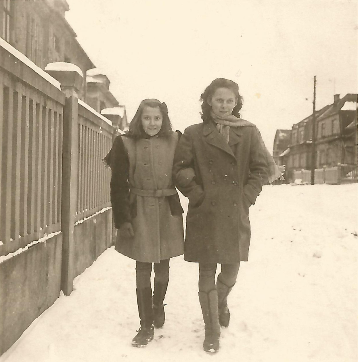 Pohled do Jiráskovy ulice z roku 1946. Fotografováno před domem čp. 1705, vpravo je vidět dům čp. 1650 a za ním dům čp. 1667 (S laskavým svolením p. Hany Sikorové, ze soukromé sbírky)