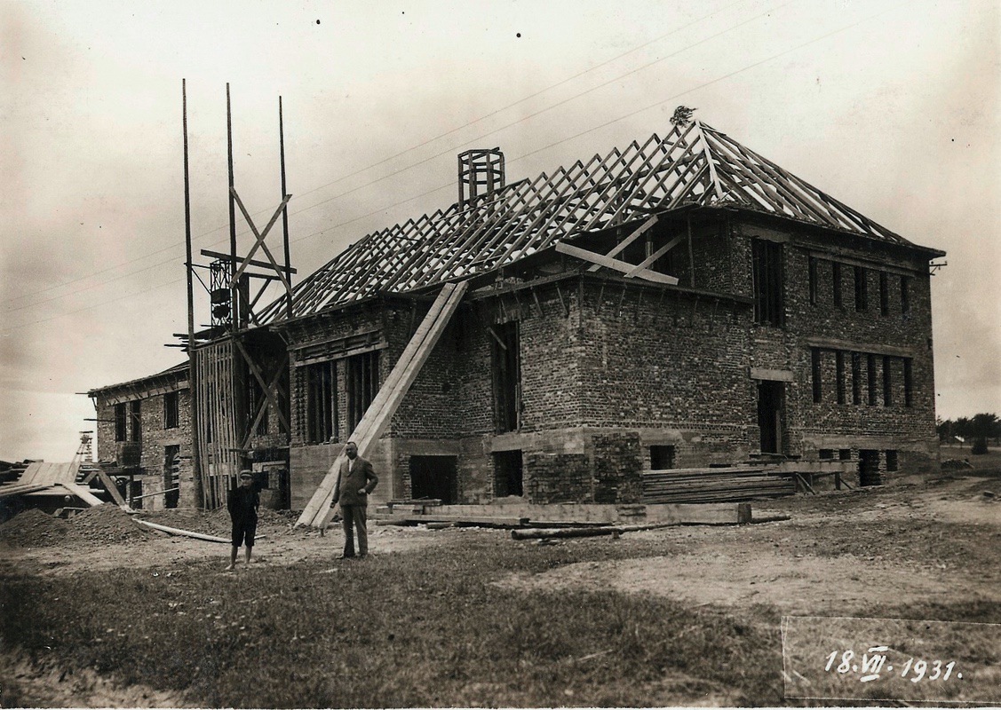 Výstavba německého spolkového domu Turnhalle byla zahájena 23. dubna 1931. (Fotografie neznámého autora z 18. července 1931, Státní okresní archiv Karviná, 620)
