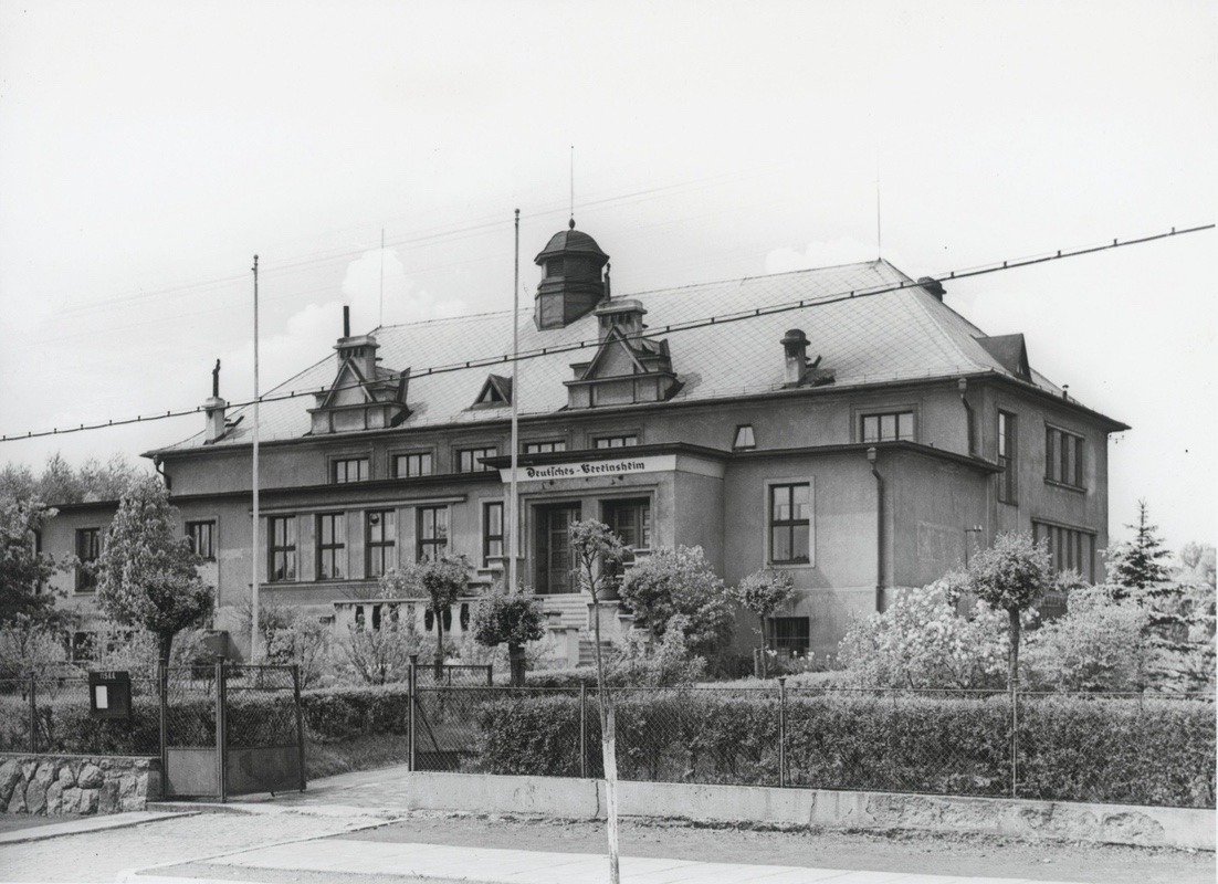 Turnhalle. Německý spolkový dům byl slavnostně otevřen 15. listopadu 1931. (Fotografie karvinského fotografa R. Kristena kolem roku 1940, Státní okresní archiv Karviná, 619)