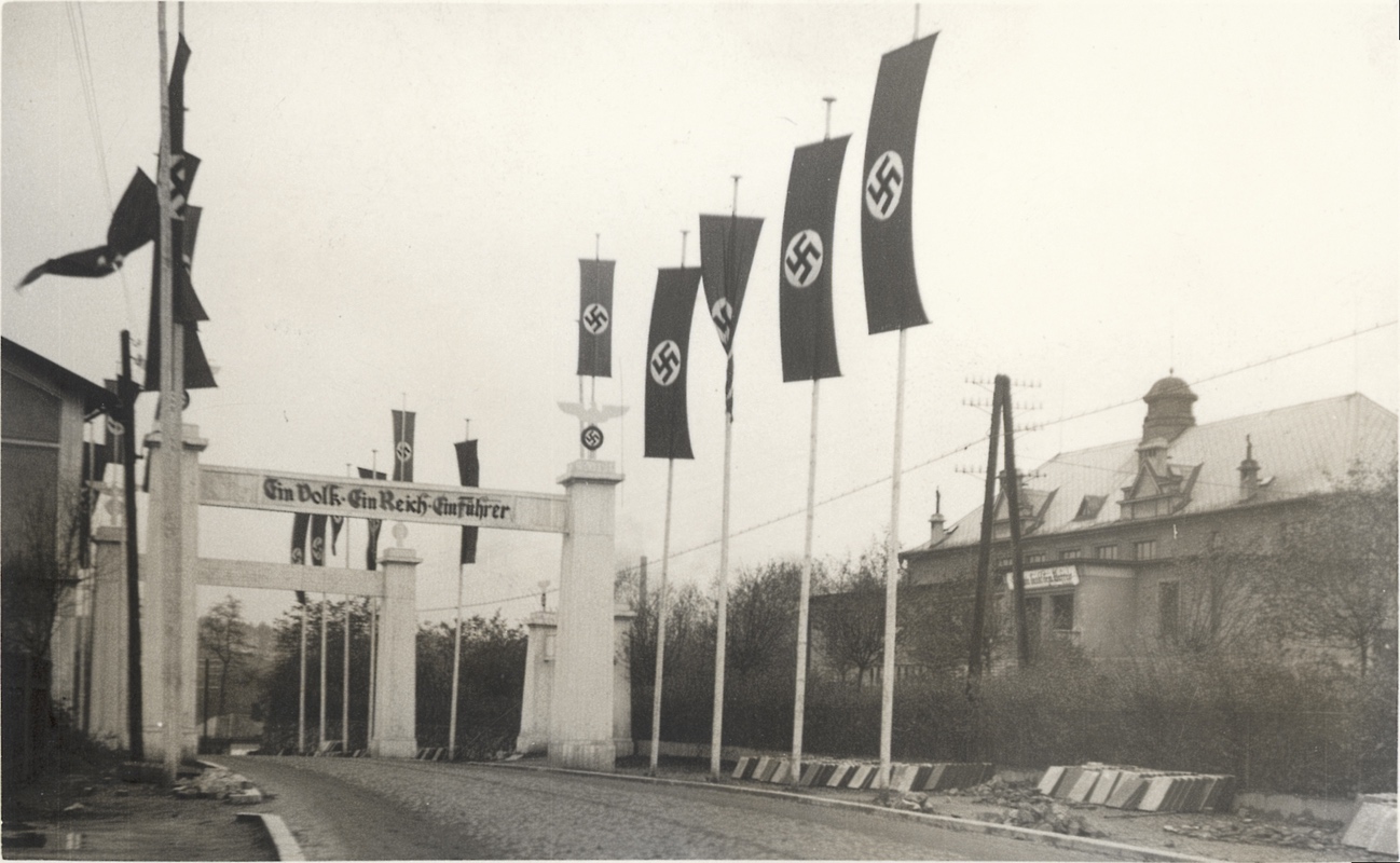 Německá výzdoba Komenského ulice (úsek před Turnhalle) v době okupace Karvinné (1939)