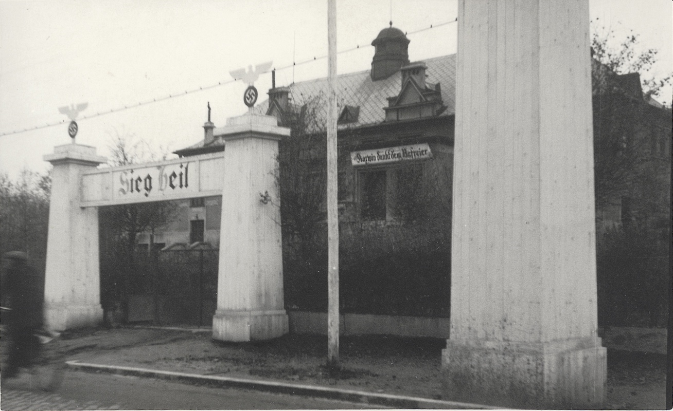 Německá výzdoba Komenského ulice (úsek před Turnhalle) v době okupace Karvinné (1939)