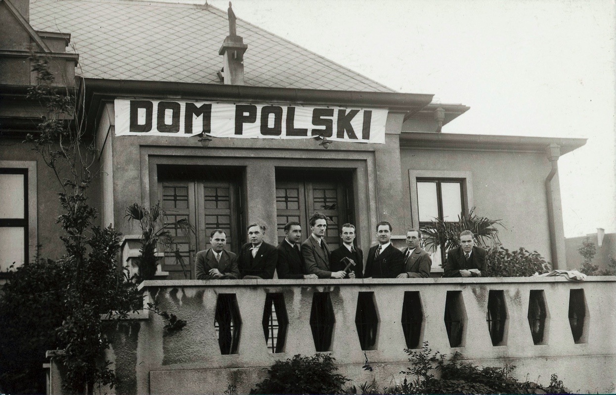 Německý spolkový dům byl v době polského záboru přejmenován na Dom polski. (Fotografie karvinského fotografa Jakoba Elsnera z 1. června 1939, Státní okresní archiv Karviná, 618)