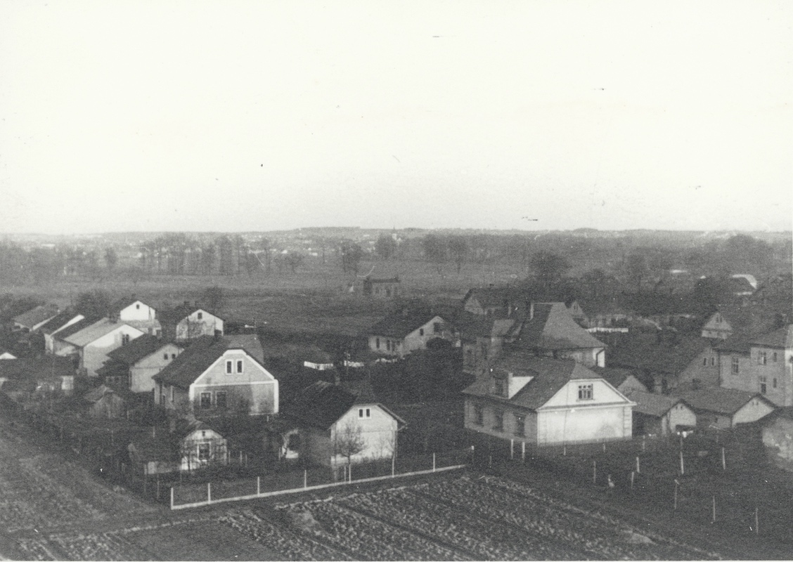 První dům v levé řadě: čp. 1473 (za ním následují domy čp. 1599, 1186, 1138 a další). Napravo od něj, velký světlý dům s vikýřem: čp. 1681. V řadě vpravo pak zprava doleva: část domu čp. 1663, 1624, Polská mateřská škola na Sovinci (čp. 1499) a dům čp. 748. (Identifikace snímku: Jan Polakovič)