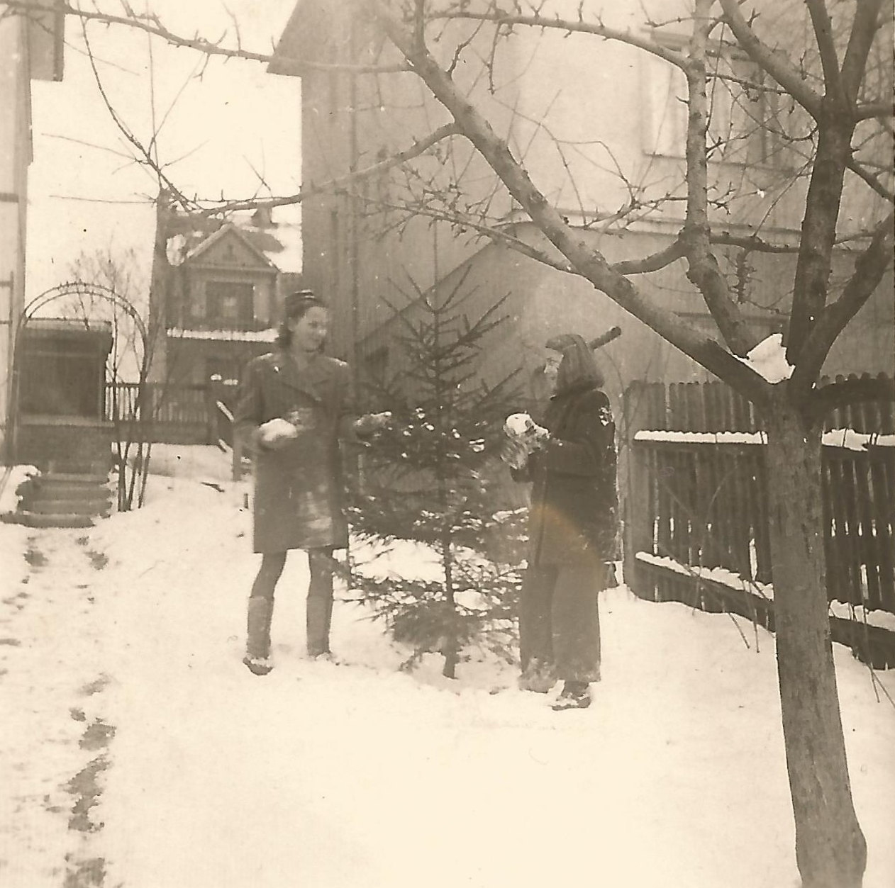 Mometka ze života...(rok 1946) Fotografováno v zahradě domu čp. 1705, vpravo dům čp. 1712 a v průhledu je vidět část domu čp. 1688 (S laskavým svolením p. Hany Sikorové, ze soukromé sbírky)
