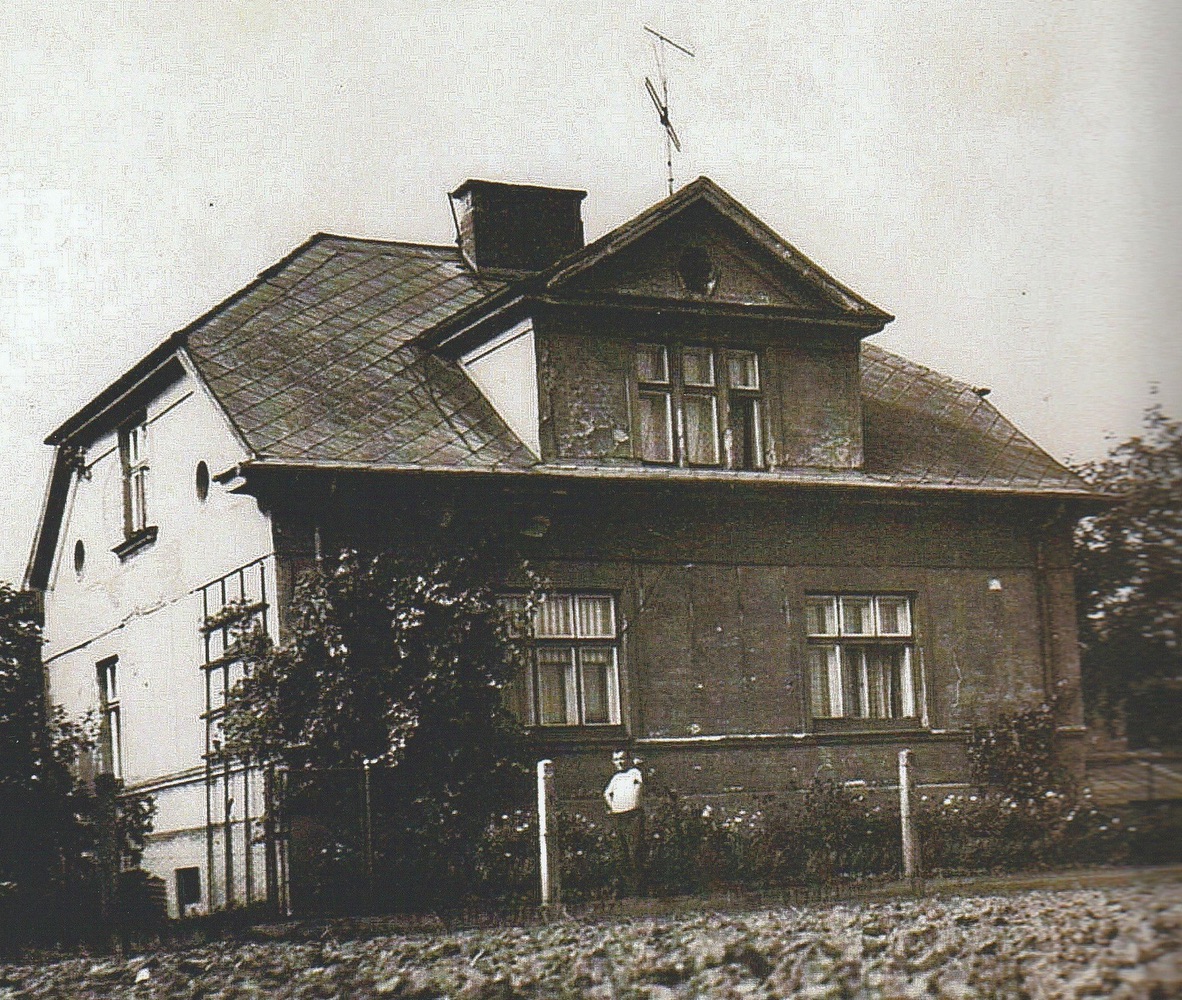 Dům čp. 1693 (S laskavým svolením p. X. Simerské, ze soukromé sbírky)