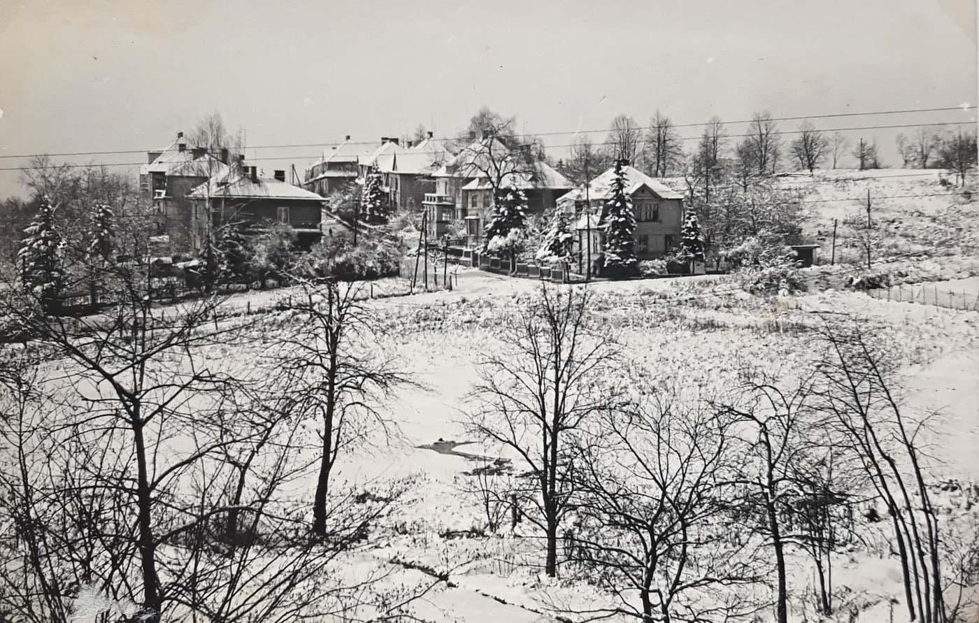 Pohled do ústí Jiráskovy ulice. První dům vpravo čp. 1700, za ním následují čp. 1699, čp. 1702, čp. 1701. Vlevo v popředí dům čp. 1711 (Publikováno s laskavým svolením p. Pavla Gebauera, z jeho soukromé sbírky).