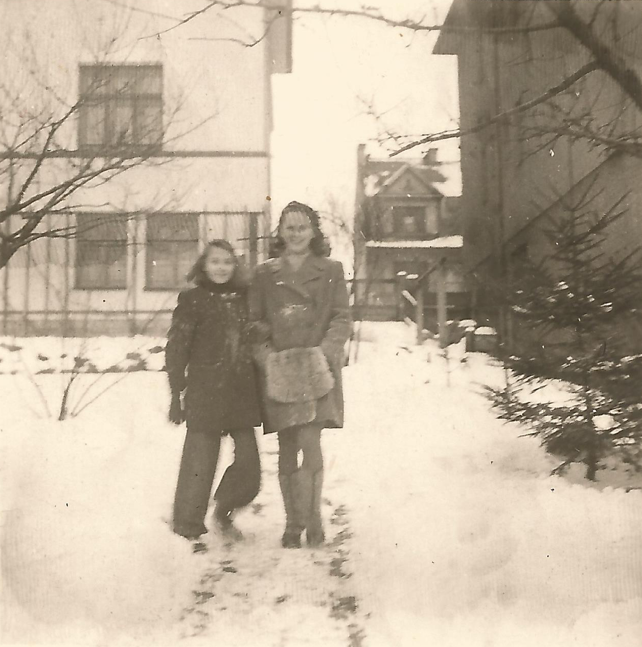 Mometka ze života...(rok 1946) Fotografováno v zahradě domu čp. 1705 (vlevo), vpravo dům čp. 1712 a v průhledu je vidět část domu čp. 1688 (S laskavým svolením p. Hany Sikorové, ze soukromé sbírky)