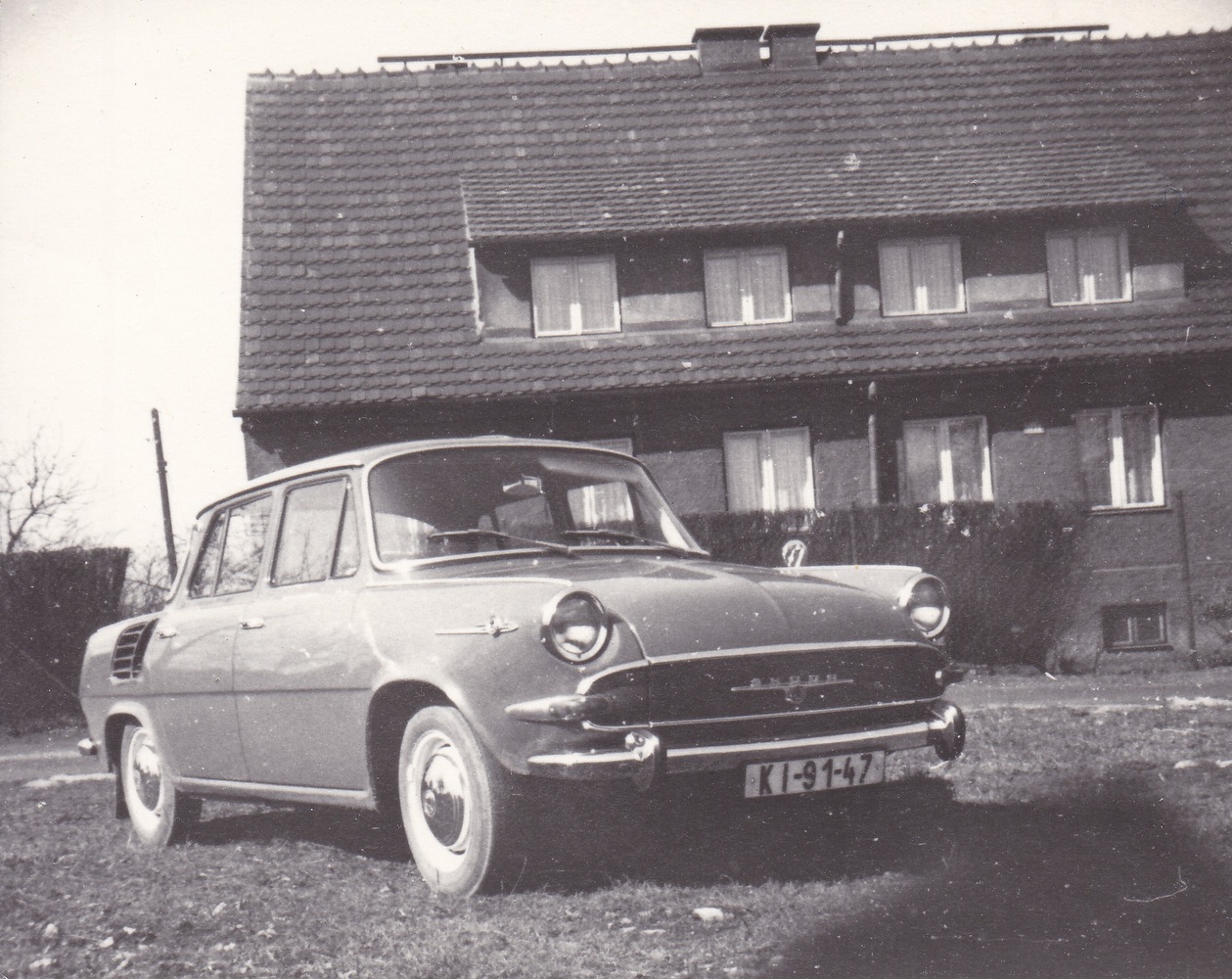 Škoda 1000 MB a v pozadí dům čp. 1720 (S laskavým svolením p. Wieszlawa Sklorze, ze soukromé sbírky)