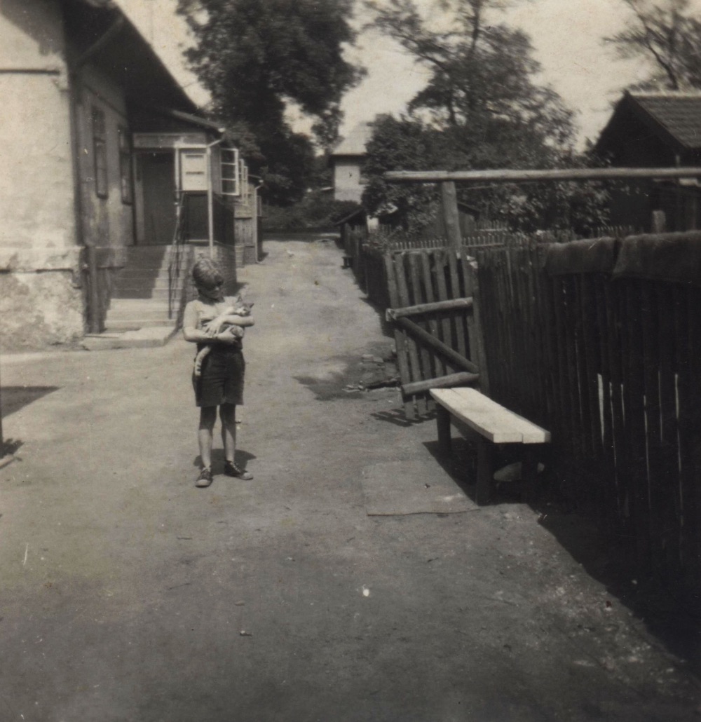 Ze života v Bílé kolonii... Snímek před domem čp. 174 (S laskavým svolením p. Karla Pastuszka, ze soukromé sbírky)