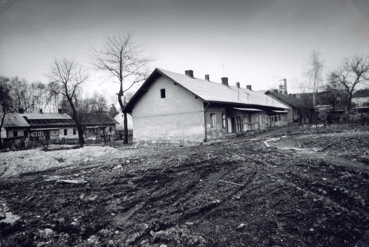 Bílá kolonie v době demolic... Vlevo dům čp. 150, uprostřed čp. 176, za ním pak dům čp. 175.