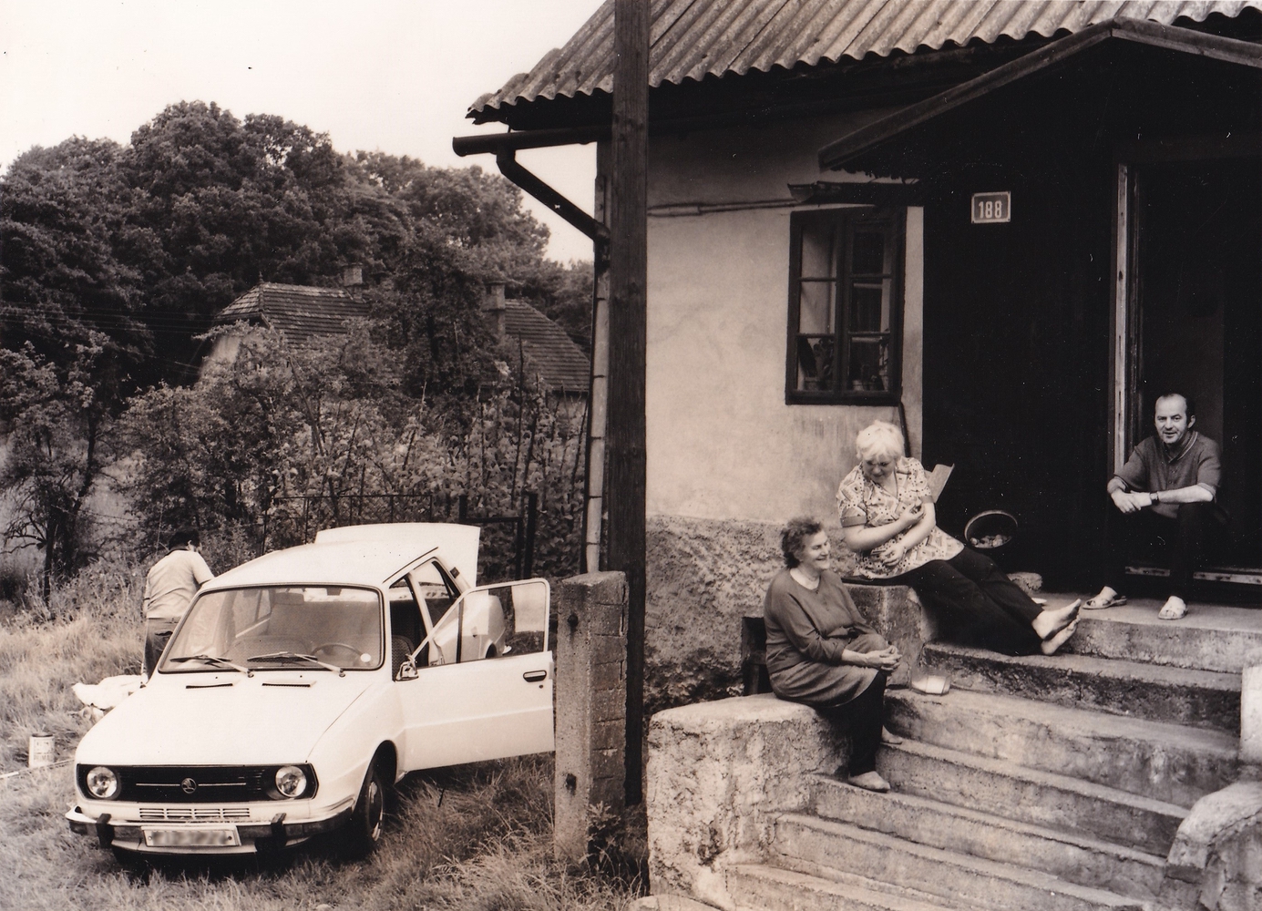 Momentka před domem čp. 188, v pozadí dům čp. 1266 (s laskavým svolením p. Petra Cieślara, ze soukromé sbírky)
