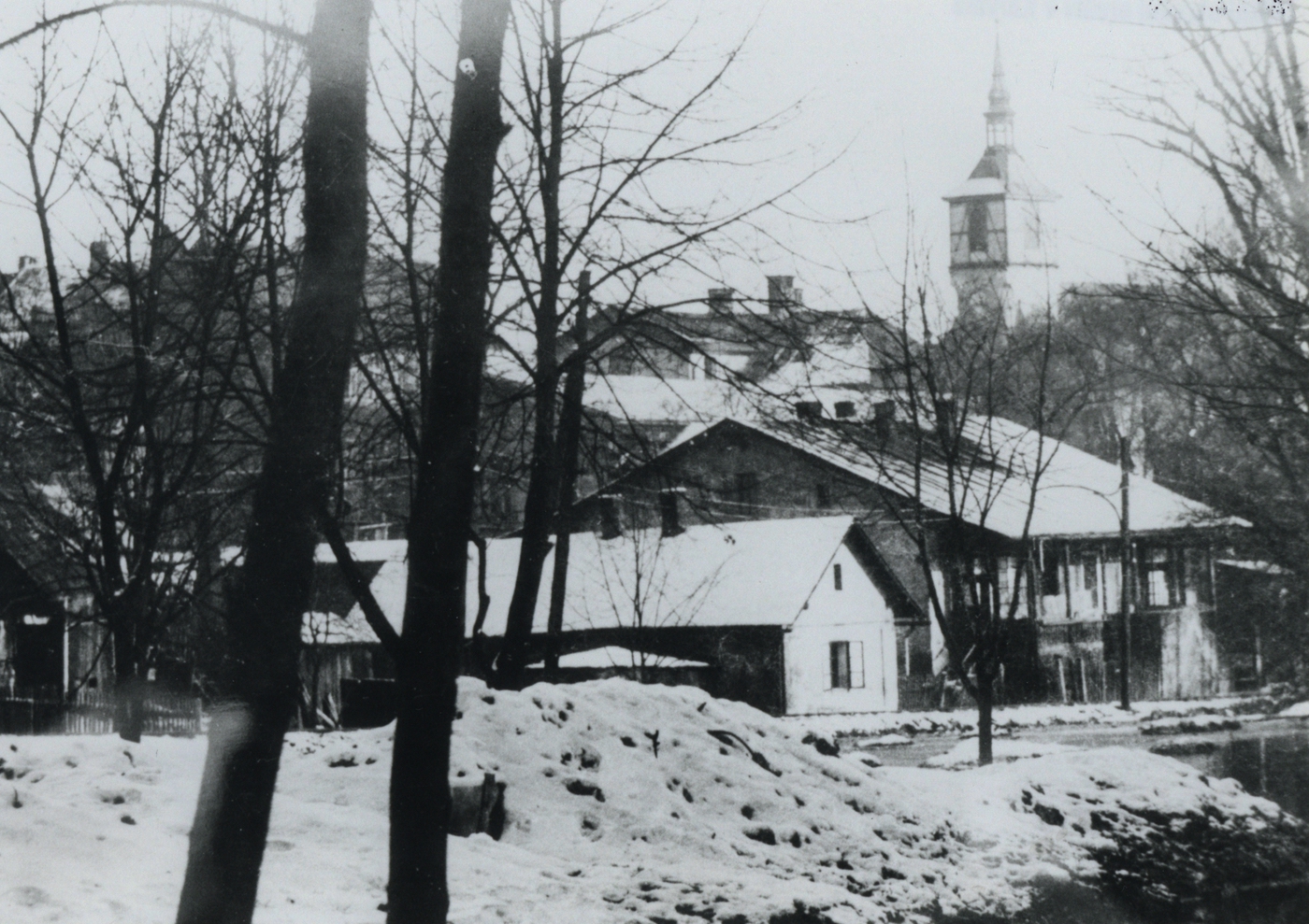 Vpravo dům čp. 19. V pozadí věž kostela sv. Petra z Alkantary.