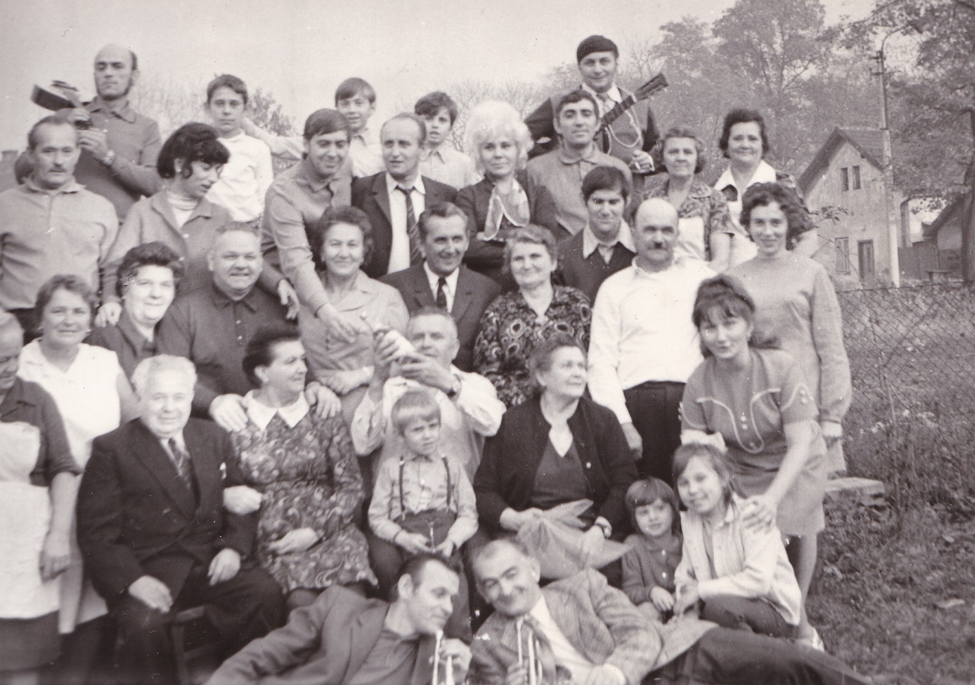 Momentka ze života...(Oslava rodiny Balwarové v roce 1973 na zahradě Restaurace Ručka, čp. 459) Vpravo průčelí domu čp. 190 (S laskavým svolením p. Eriky Schweserové, ze soukromé sbírky) 