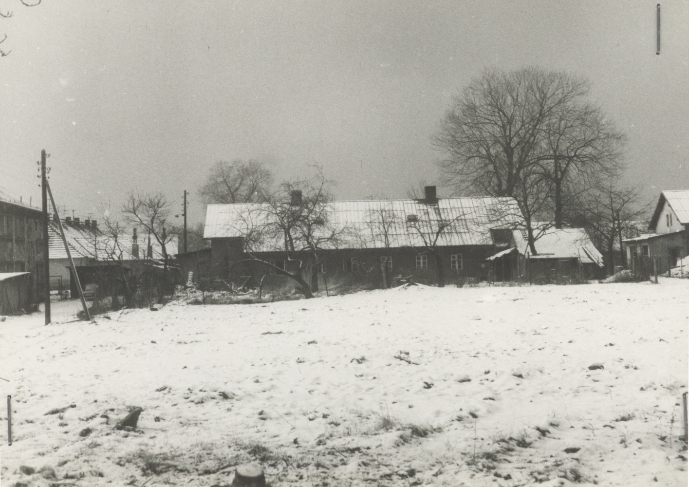 Uprostřed snímku dům čp. 191 na fotografii z roku 1983. Úplně vpravo bílé průčelí domu čp. 192.