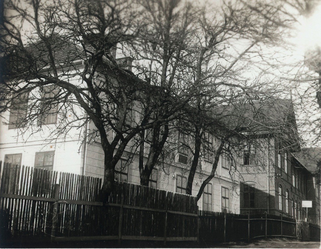 Škola z roku 1852 byla nazývána Bílou. Stála u kostela sv. Petra z Alkantary. (Fotografie neznámého autora, Státní okresní archiv Karviná, 722/3)