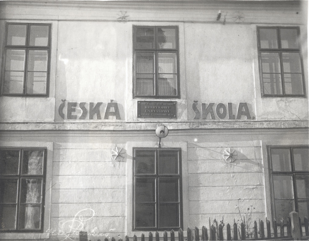 První česká obecná škola u kostela sv. Petra z Alkantary, zvaná Bílá, byla vysvěcena a otevřena 30. listopadu 1852. V průčelí školy byl umístěn nápis: Čest a wděk pánu hraběti Henrykowi Laryssowi. Zdárné a ctnotliwé děti. (Škola byla zbourána v roce 1972)