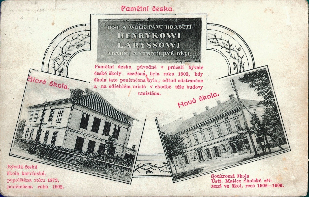 Vlevo obecná škola z roku 1852. Uprostřed pamětní deska věnovaná hraběti Jindřichu Larisch-Mönnichovi. Vpravo budova, ve které byla v letech 1908–1912 umístěna česká soukromá škola Ústřední matice školské. (Černobílá pohlednice, vydaná kolem roku 1909 neznámým vydavatelem, Státní okresní archiv Karviná, 584)