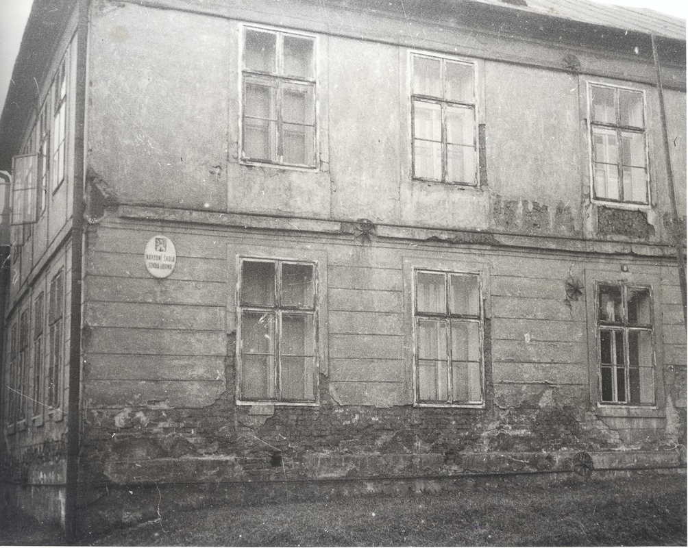 Tzv. Bílá škola u kostela sv. Petra z Alkantary