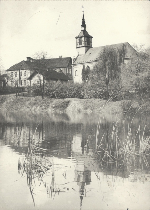 Pohled na budovy dvou škol – Bílé a Červené, spolu s kostelem sv. Petra z Alkantary. (Fotografie neznámého autora z poloviny 20. století, Státní okresní archiv Karviná, 643)