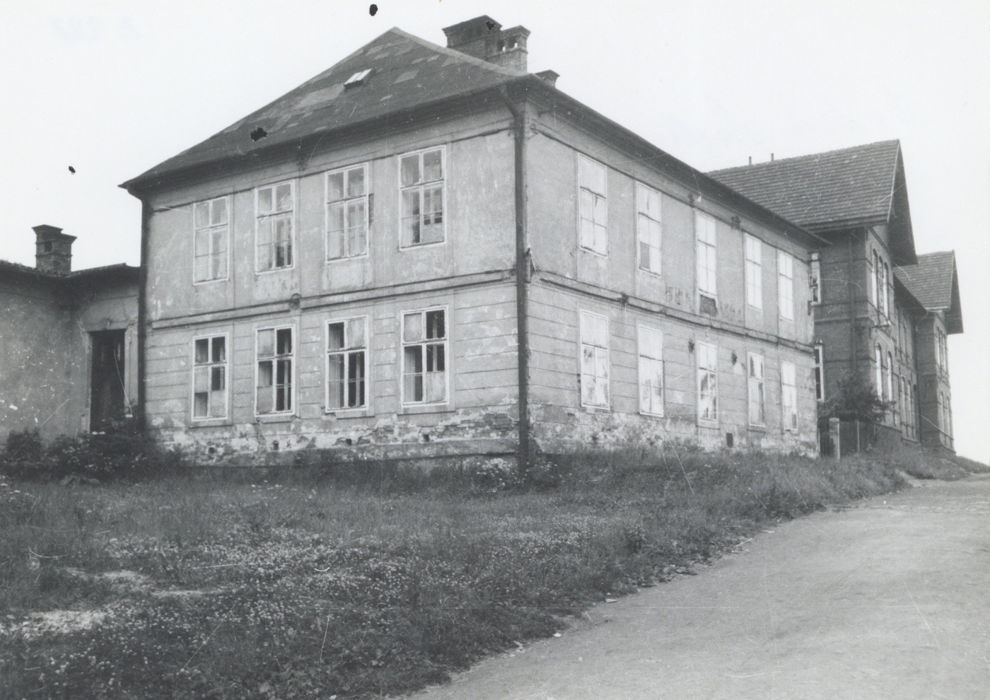 Budova tzv. Bílé školy, v pozadí tzv. Červená škola