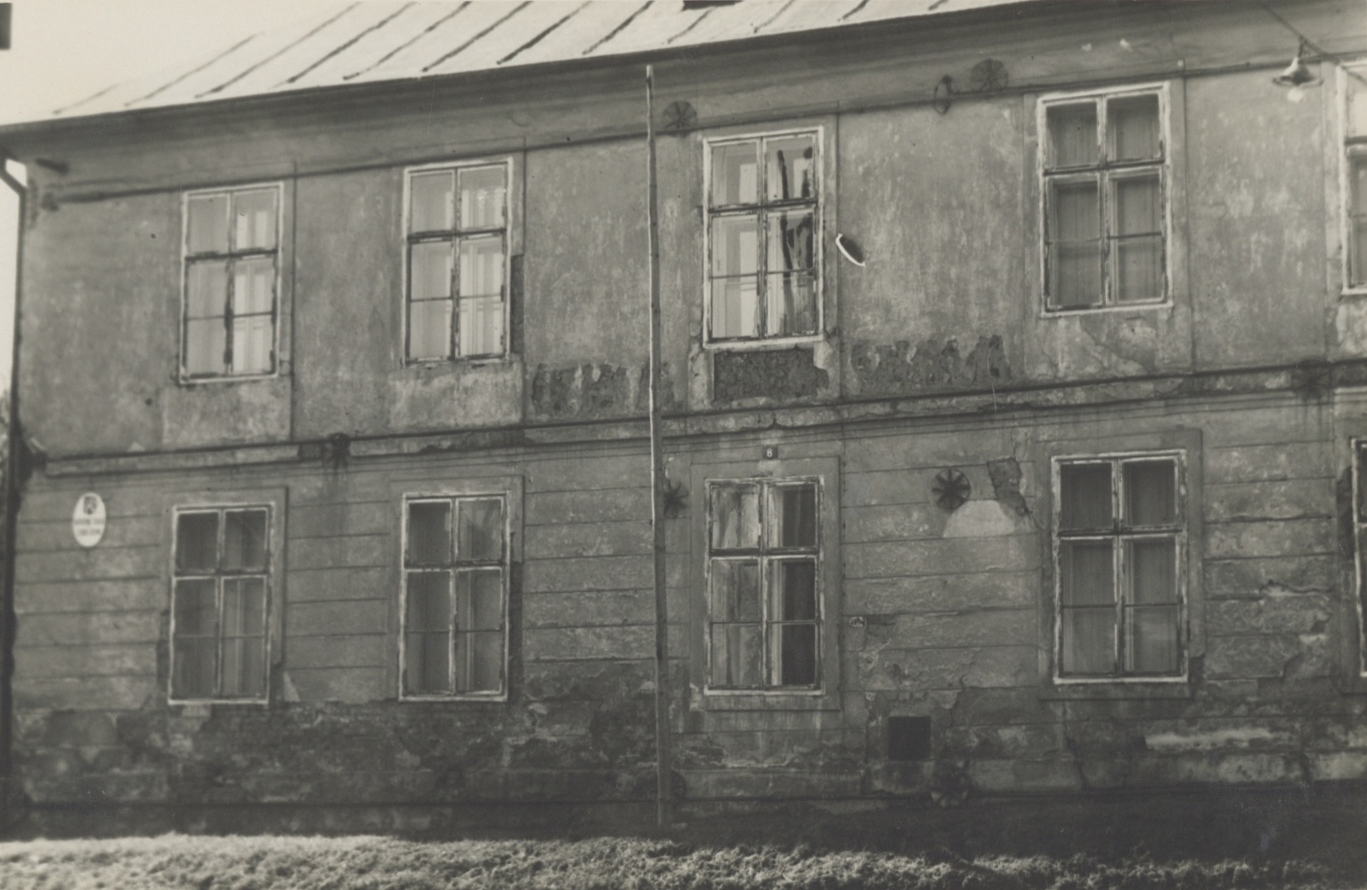 Budova tzv. Bílé školy (čp. 20) na snímku z padesátých let 20. století