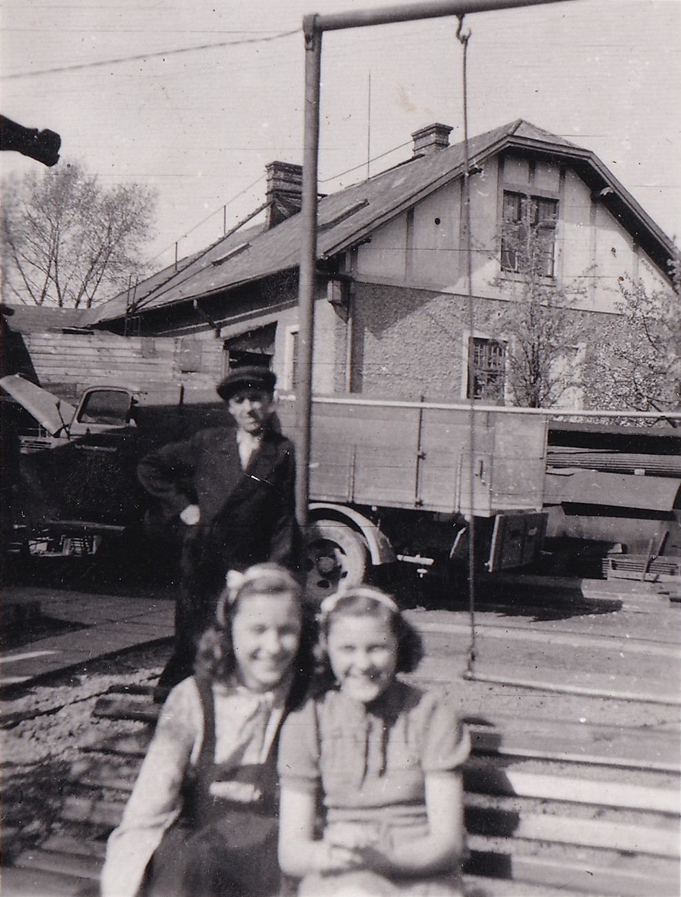 Ve dvoře zámečnictví Emanuela Mosera, vzadu dům č.p. 201 – smíšené zboží Kateřina Spivoková, později cukrárna Vidák Otaševič. (Zdroj: Spolek Stará Karviná = KLIK NA OBRÁZEK, sbírka Marie Mikšanové)