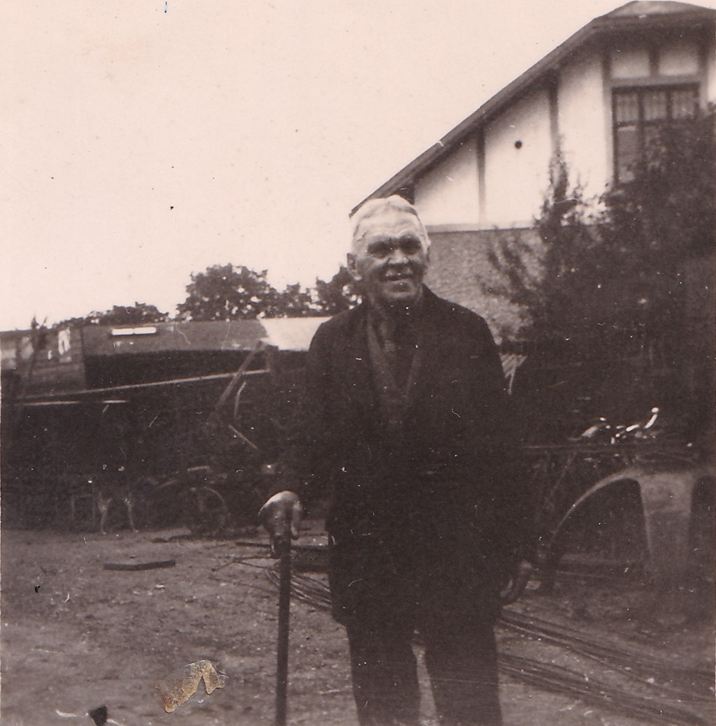 Emanuel Moser starší (1857-1939) před budovou svého původního zámečnictví čp. 201. (Zdroj: Spolek Stará Karviná = KLIK NA OBRÁZEK, sbírka Marie Mikšanové)