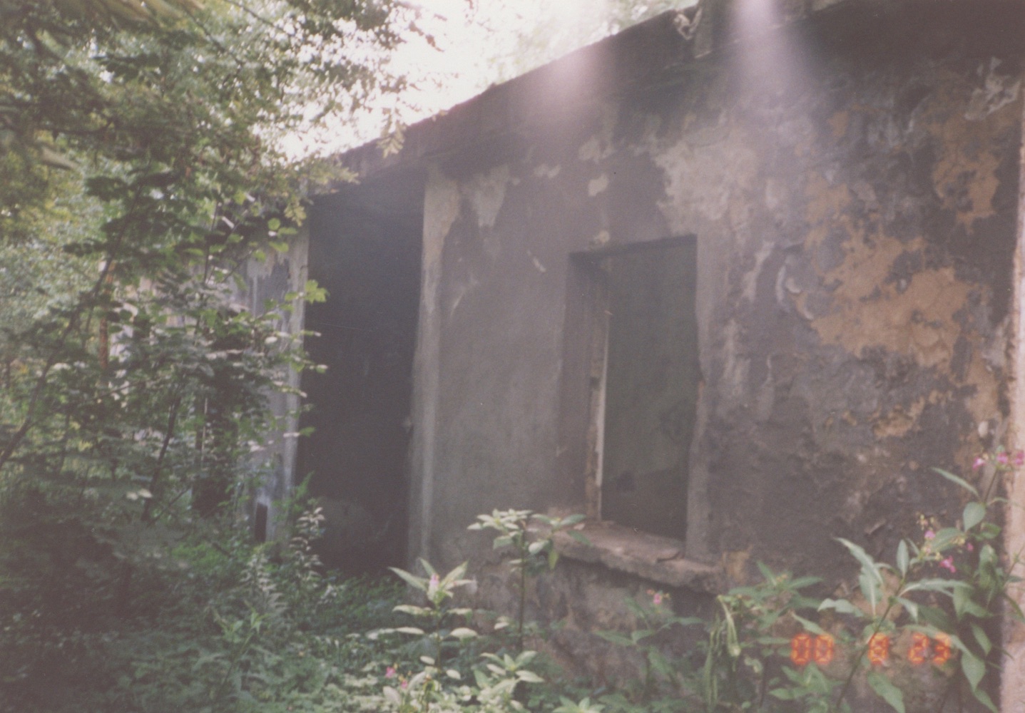 Objekt čp. 203 (depo - kanceláře) na fotografii z 23. 8. 2000. Demolice proběhla v říjnu téhož roku.