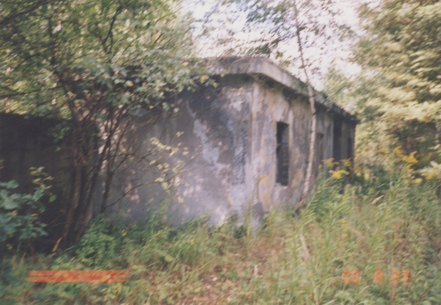 Objekt čp. 203 (depo - kanceláře) na fotografii z 23. 8. 2000. Demolice proběhla v říjnu téhož roku.