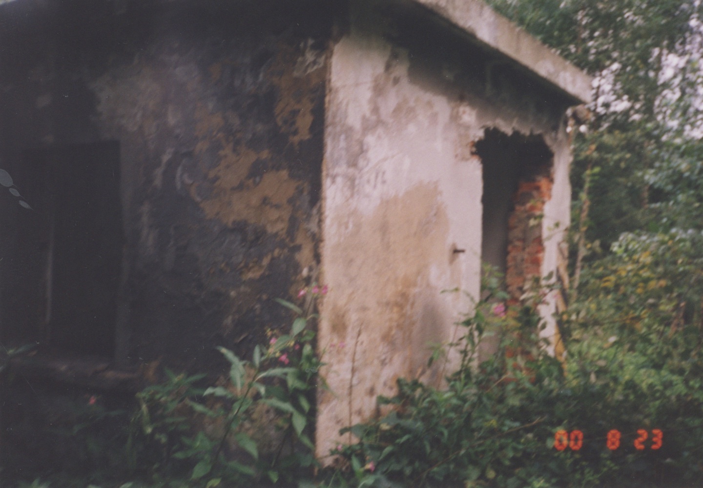 Objekt čp. 203 (depo - kanceláře) na fotografii z 23. 8. 2000. Demolice proběhla v říjnu téhož roku.
