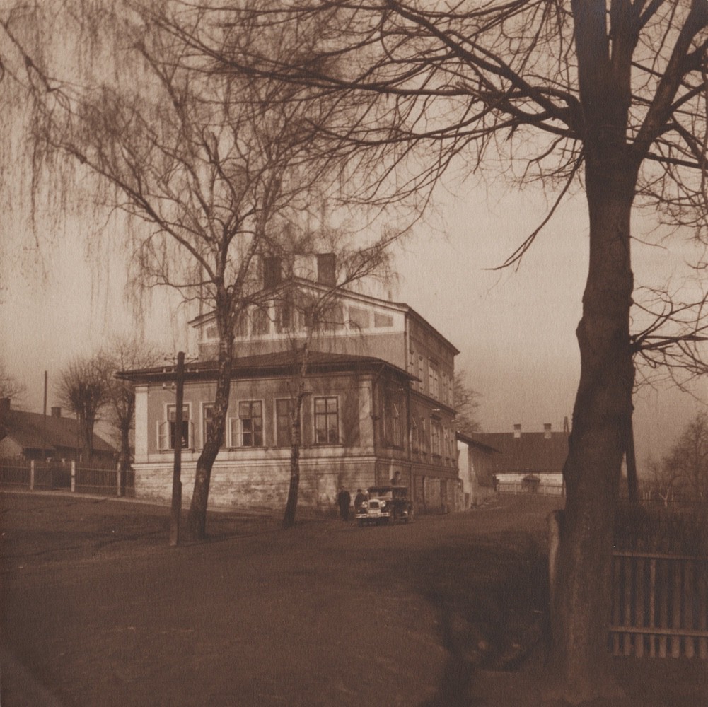 Budova Báňského inspektorátu čp. 211, v pozadí dům čp. 48 (s laskavým svolením p. Eriky Geborkové (roz.Balwarové), z její soukromé sbírky)
